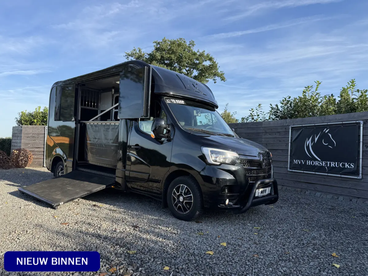 | HORSETRUCK | KRISMAR | STALLION 3XL | 2022 | HENGST | 23.861KM | 3-SEAT | L3 | 165PK | MANUAL | SUPERDELUXE | NEDERLANDS KENTEKEN