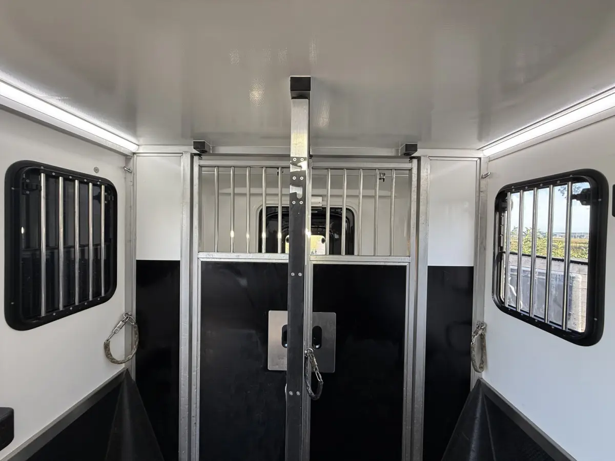 | HORSETRUCK | KRISMAR | STALLION 3XL | 2022 | HENGST | 23.861KM | 3-SEAT | L3 | 165PK | MANUAL | SUPERDELUXE | NEDERLANDS KENTEKEN