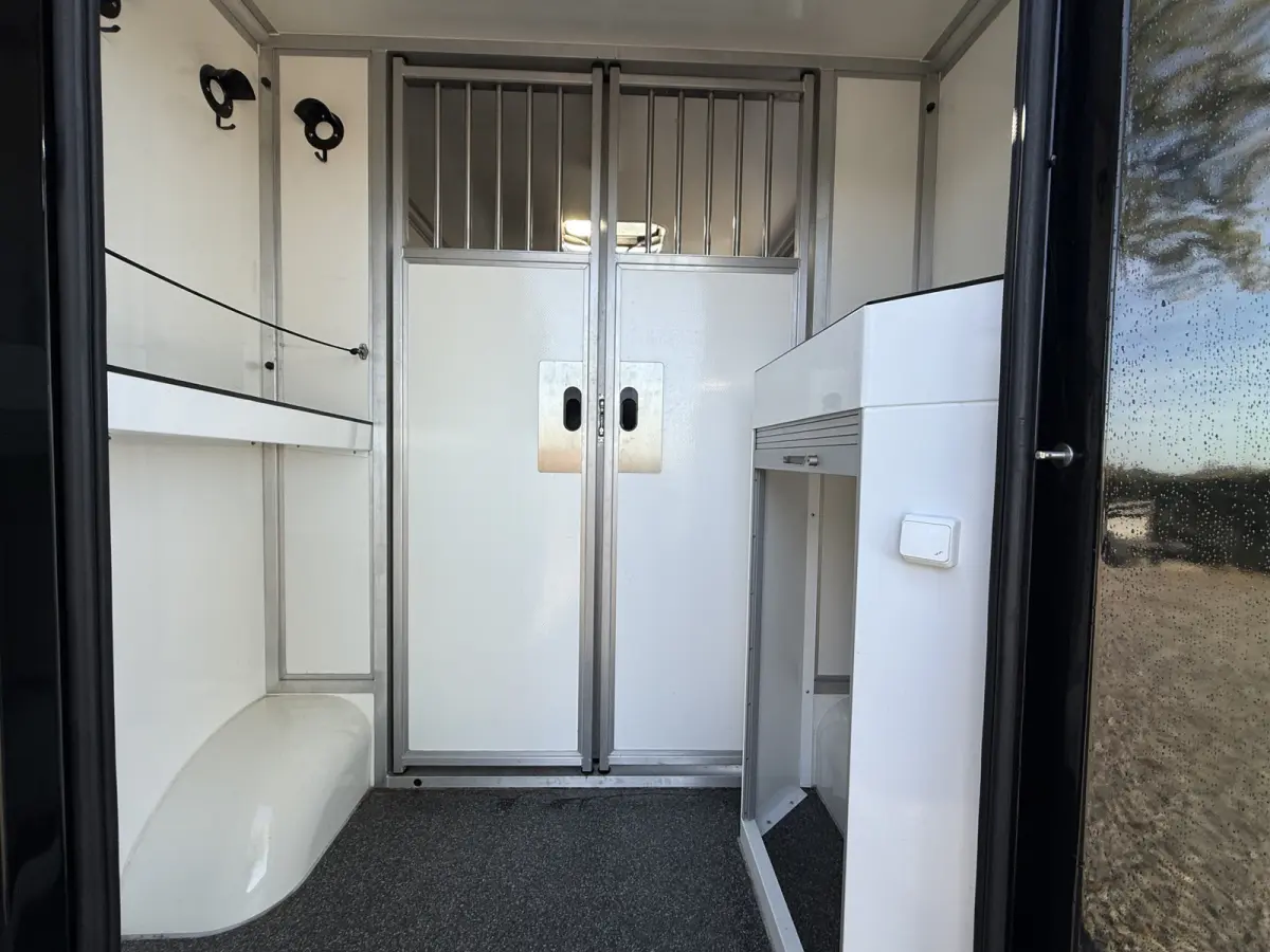 | HORSETRUCK | KRISMAR | STALLION 3XL | 2022 | HENGST | 23.861KM | 3-SEAT | L3 | 165PK | MANUAL | SUPERDELUXE | NEDERLANDS KENTEKEN