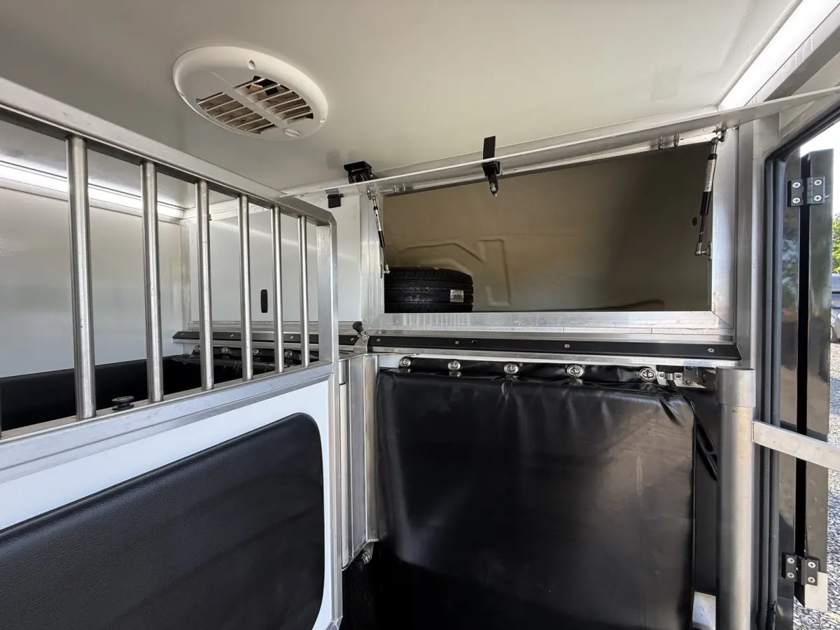 | HORSETRUCK | KRISMAR | STALLION 3XL | 2022 | HENGST | 23.861KM | 3-SEAT | L3 | 165PK | MANUAL | SUPERDELUXE | NEDERLANDS KENTEKEN