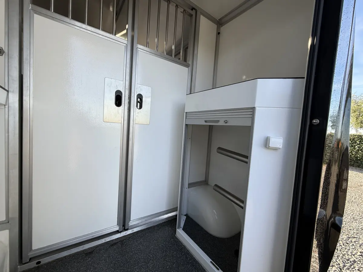 | HORSETRUCK | KRISMAR | STALLION 3XL | 2022 | HENGST | 23.861KM | 3-SEAT | L3 | 165PK | MANUAL | SUPERDELUXE | NEDERLANDS KENTEKEN