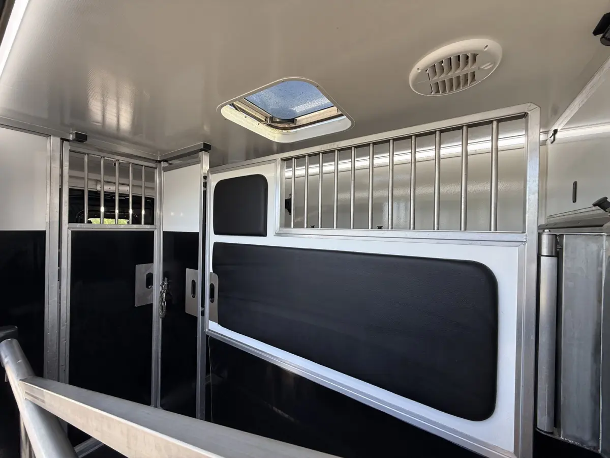 | HORSETRUCK | KRISMAR | STALLION 3XL | 2022 | HENGST | 23.861KM | 3-SEAT | L3 | 165PK | MANUAL | SUPERDELUXE | NEDERLANDS KENTEKEN