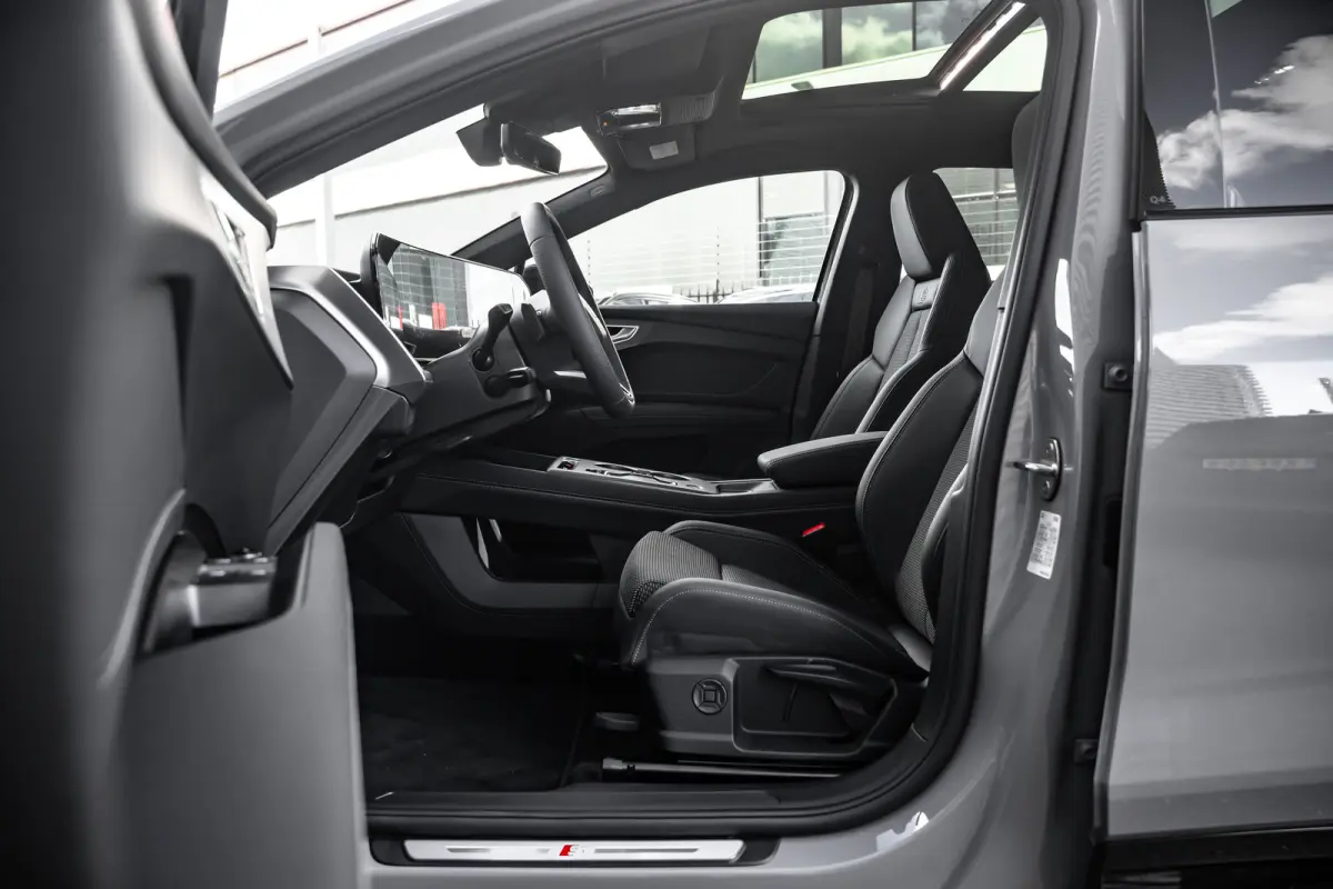 S edition | Achterklep, automatisch bedienbaar | Achteruitrijcamera | Adaptive cruise control