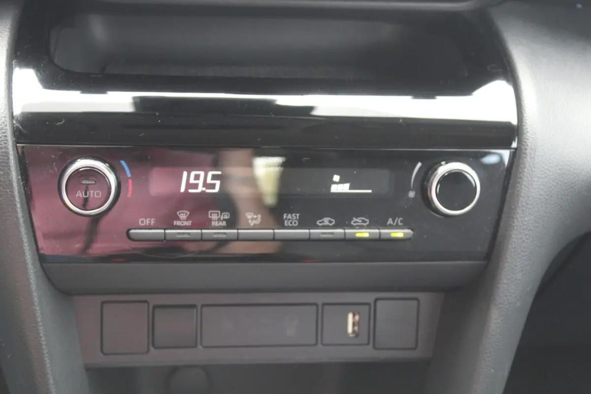 1.5 Hybrid Active Apple carplay/ android auto l Armsteun l Elektrisch inklapbare buitenspiegels l Climate control l Achteruitrijcamera l Verwarmbare spiegel