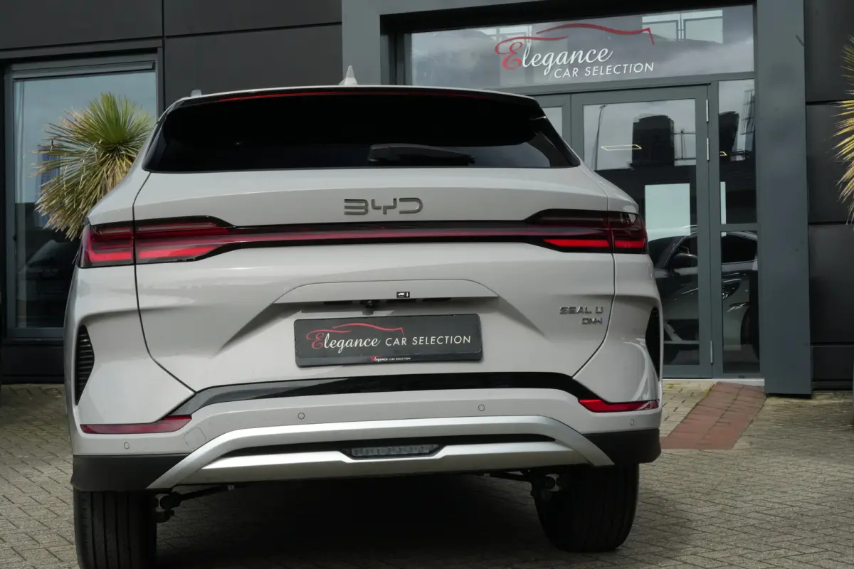 1.5 DM-i FWD Comfort | 218 PK | 120KM | Pano | HUD | 360° Camera | BYD SEAL U 1.5 DM-i PHEV FWD Comfort met 218 PK, 1.498 cc 4-cilinder plug-in hybride aandrijving, panoramadak, Head-Up Dis