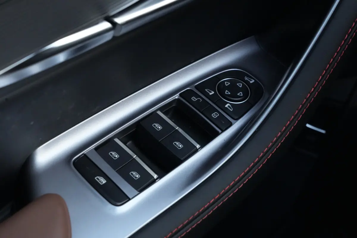 1.5 DM-i FWD Comfort | 218 PK | 120KM | Pano | HUD | 360° Camera | BYD SEAL U 1.5 DM-i PHEV FWD Comfort met 218 PK, 1.498 cc 4-cilinder plug-in hybride aandrijving, panoramadak, Head-Up Dis
