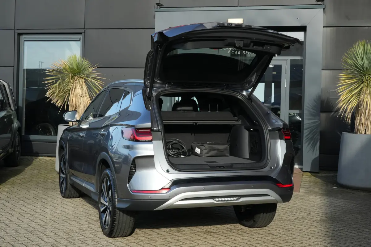 1.5 DM-i FWD Comfort | 218 PK | 120KM | Pano | HUD | 360° Camera | BYD SEAL U 1.5 DM-i PHEV FWD Comfort met 218 PK, 1.498 cc 4-cilinder plug-in hybride aandrijving, panoramadak, Head-Up Dis