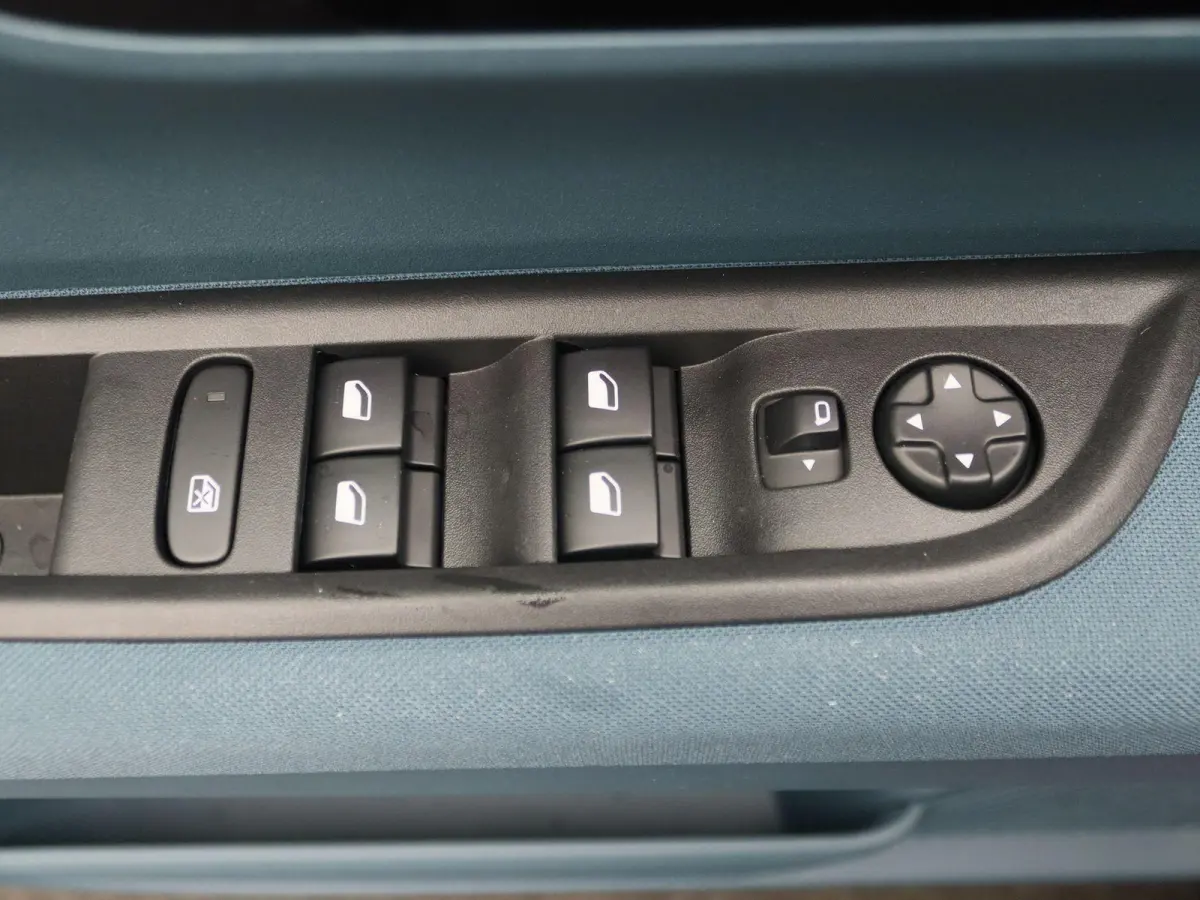 1.2 Hybrid ICON | Apple Carplay & Android Auto | Parkeersensoren Achter | Cruise Control | Lane Assist | DAB | LED | 2+6 jaar garantie! |