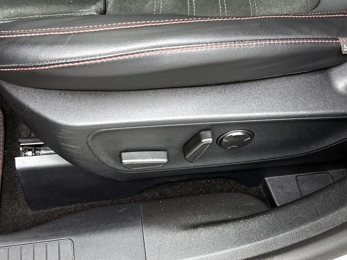 2.5 PHEV Graphite Tech Edition | PANORAMADAK | AUTOMATISCHE ACHTERKLEP | INKLAPBARE TREKHAAK | ACHTERUITRIJCAMERA | ELEKTRISCH VERSTELBARE STOELEN | STOELVERWARMING | APPLE CARPLAY / ANDROID