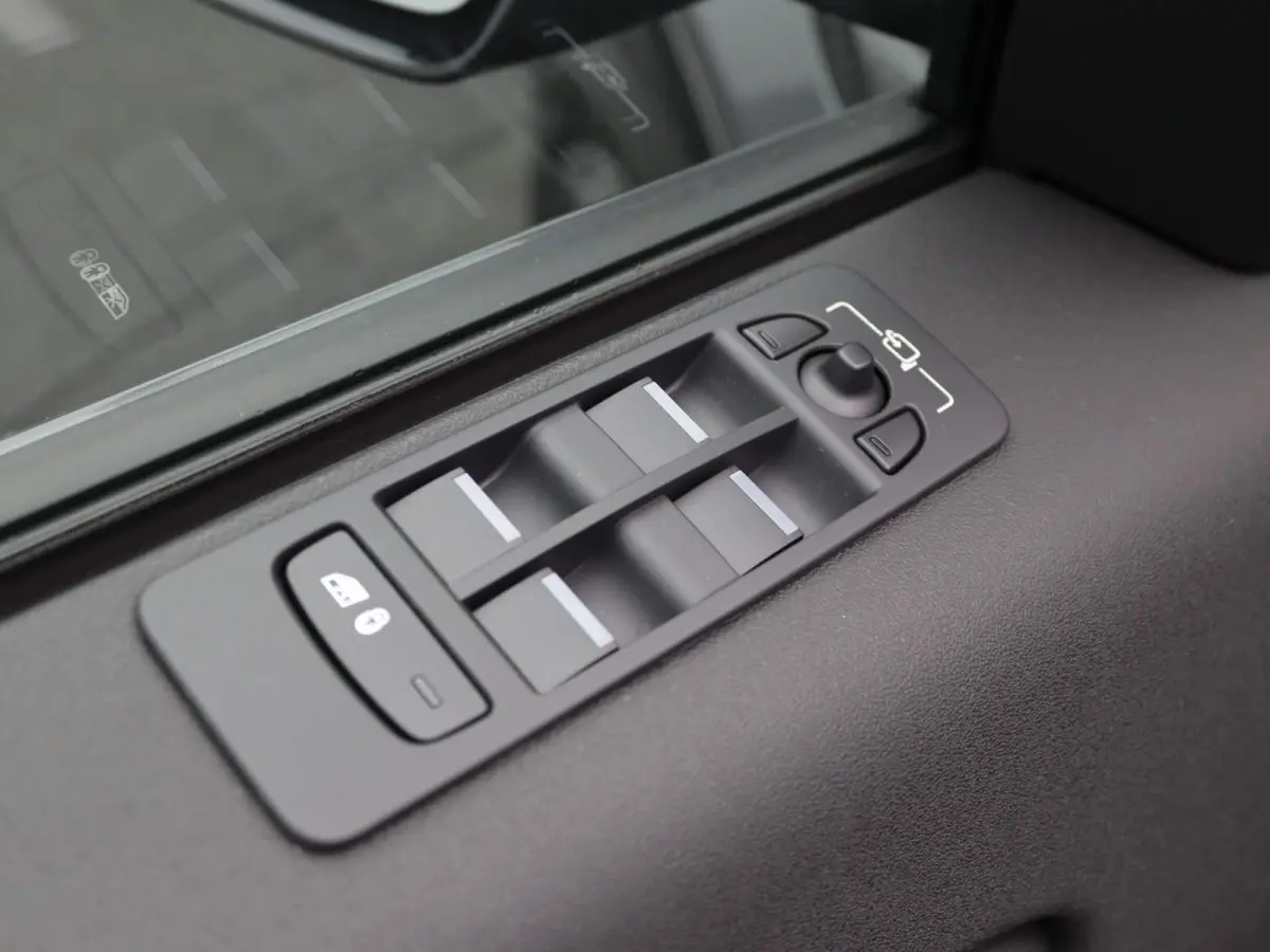 P300e Dynamic SE | Stoelverwarming |  3D Surround Camera View | Panoramisch Glazen dak
