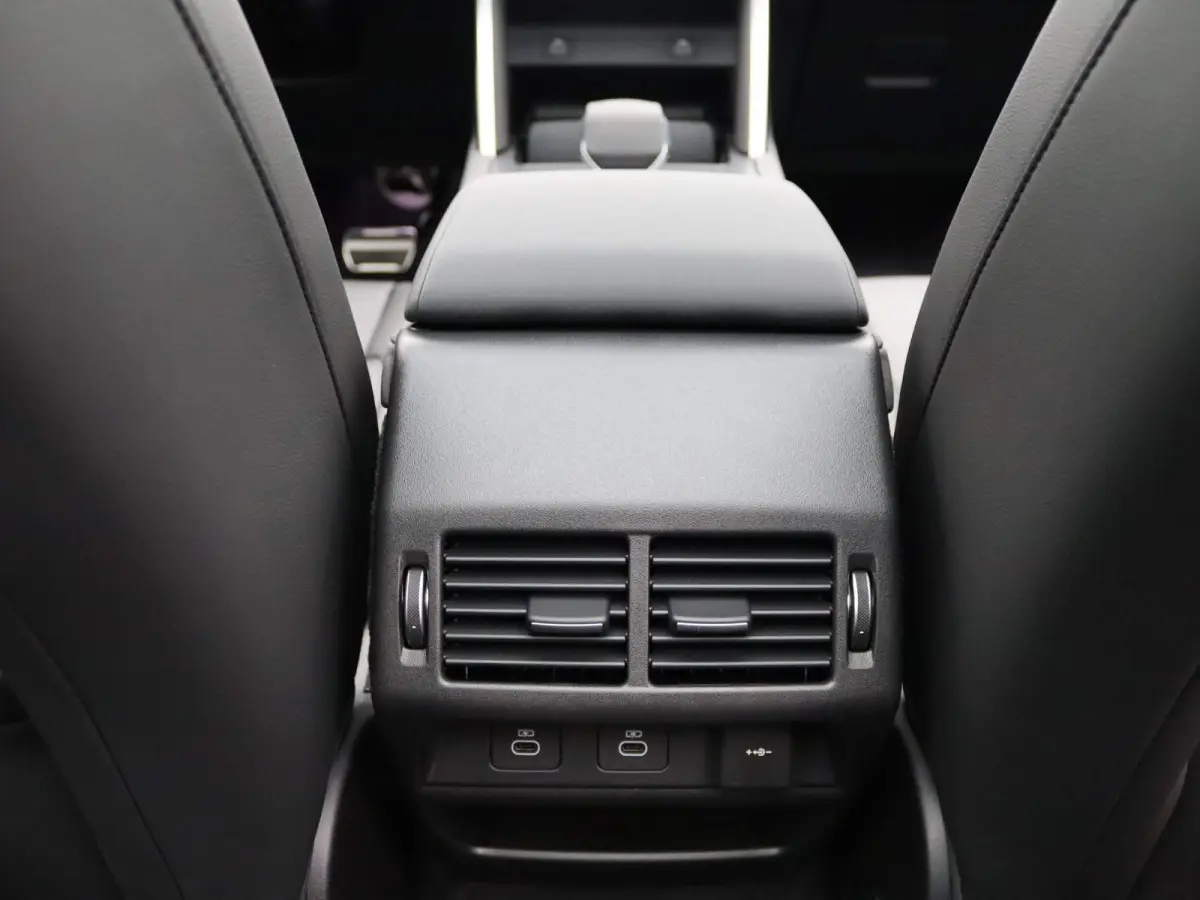 P300e Dynamic SE | Stoelverwarming |  3D Surround Camera View | Panoramisch Glazen dak