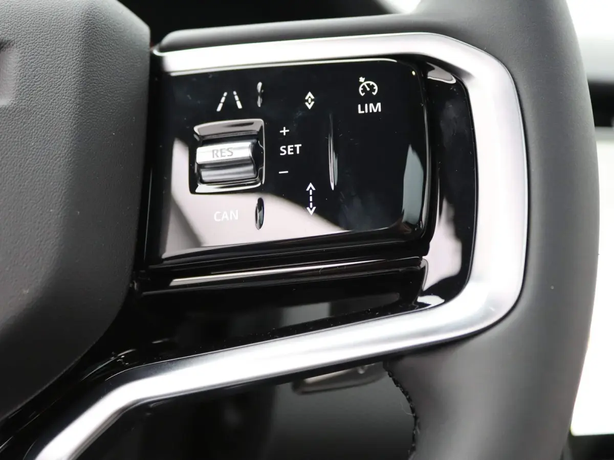 P300e Dynamic SE | Stoelverwarming |  3D Surround Camera View | Panoramisch Glazen dak