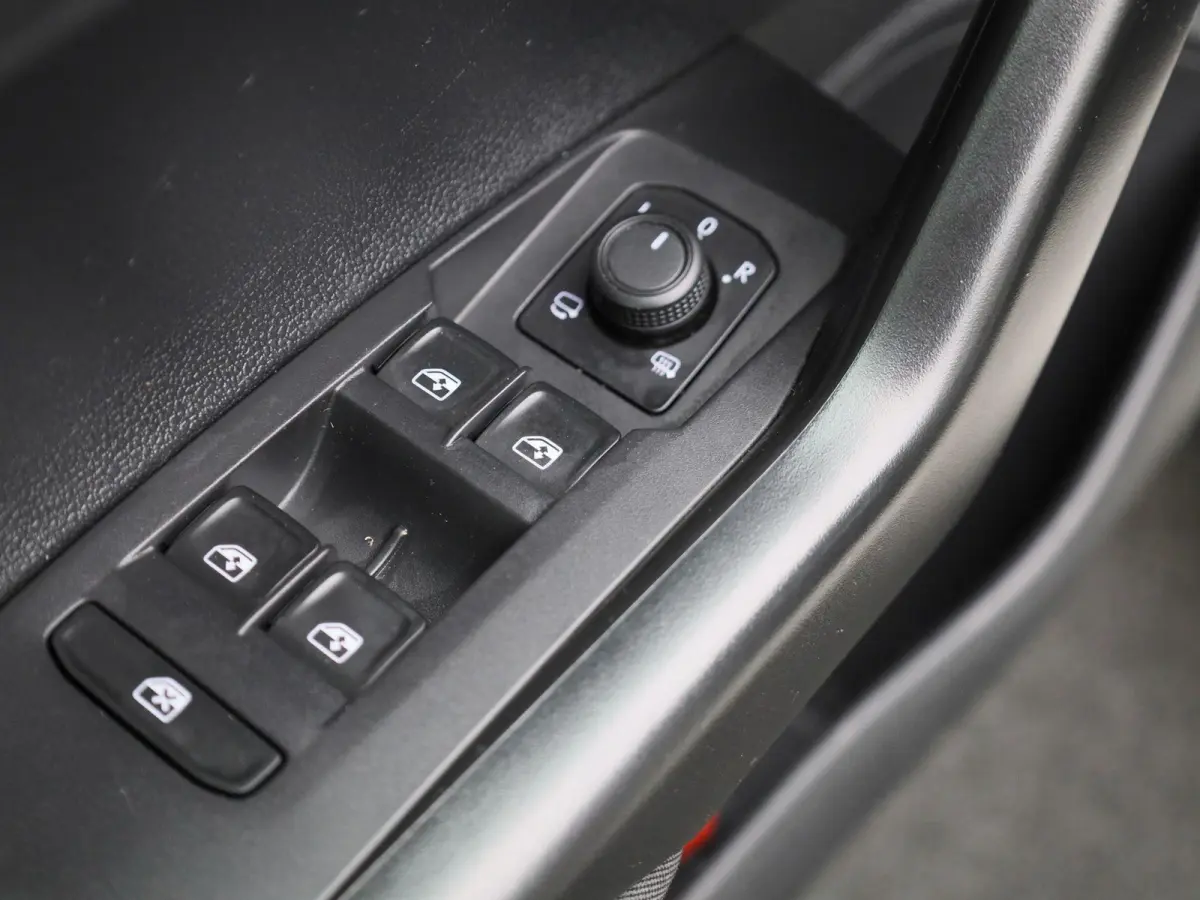 1.0 TSI Life | APPLE CARPLAY | ANDROID AUTO | KEYLESS | ACHTERUITRIJCAMERA | PARKEERSENSOREN | STOELVERWARMING | DIGITAL COCKPIT | ADAPTIVE CRUISE CONTROL | RIJSTROOKHULP | VERLICHTING AUTOM