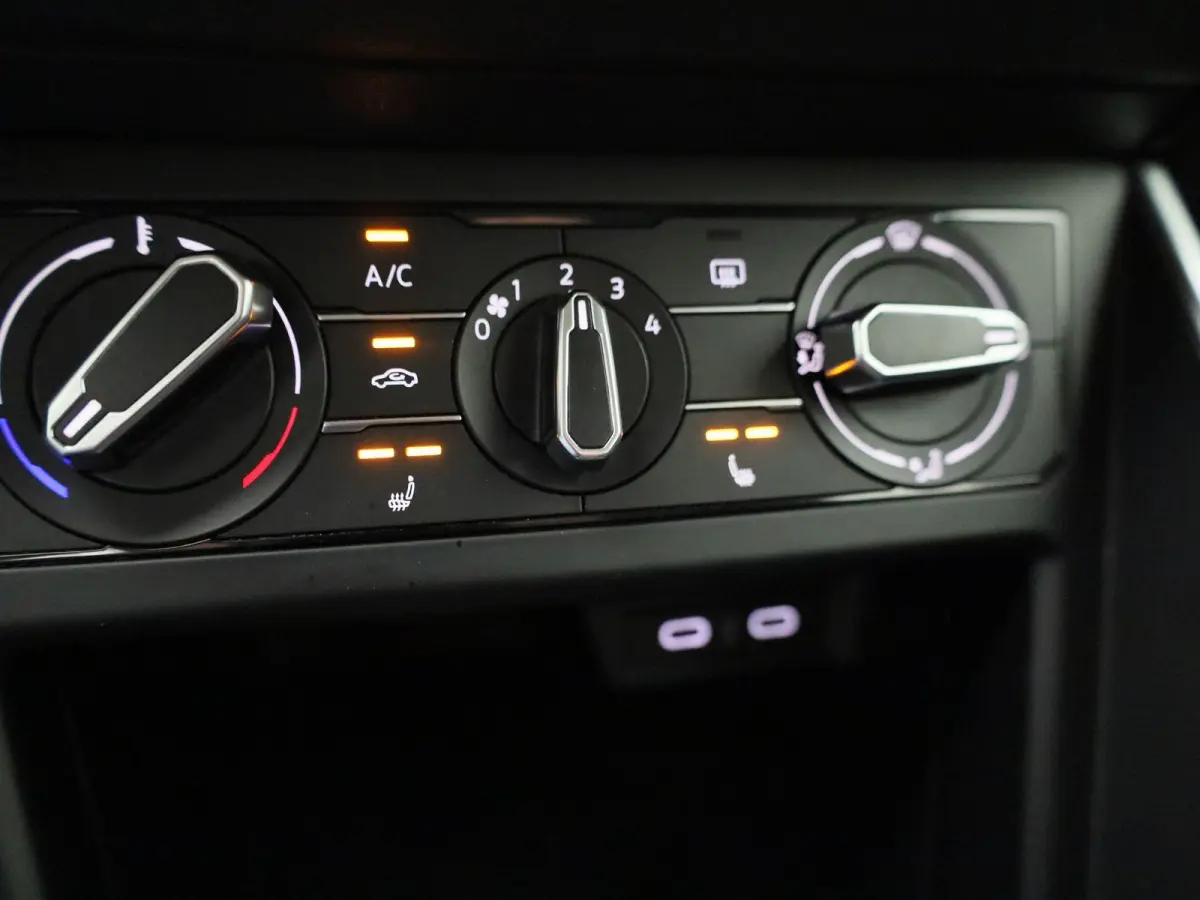 1.0 TSI Life | APPLE CARPLAY | ANDROID AUTO | KEYLESS | ACHTERUITRIJCAMERA | PARKEERSENSOREN | STOELVERWARMING | DIGITAL COCKPIT | ADAPTIVE CRUISE CONTROL | RIJSTROOKHULP | VERLICHTING AUTOM