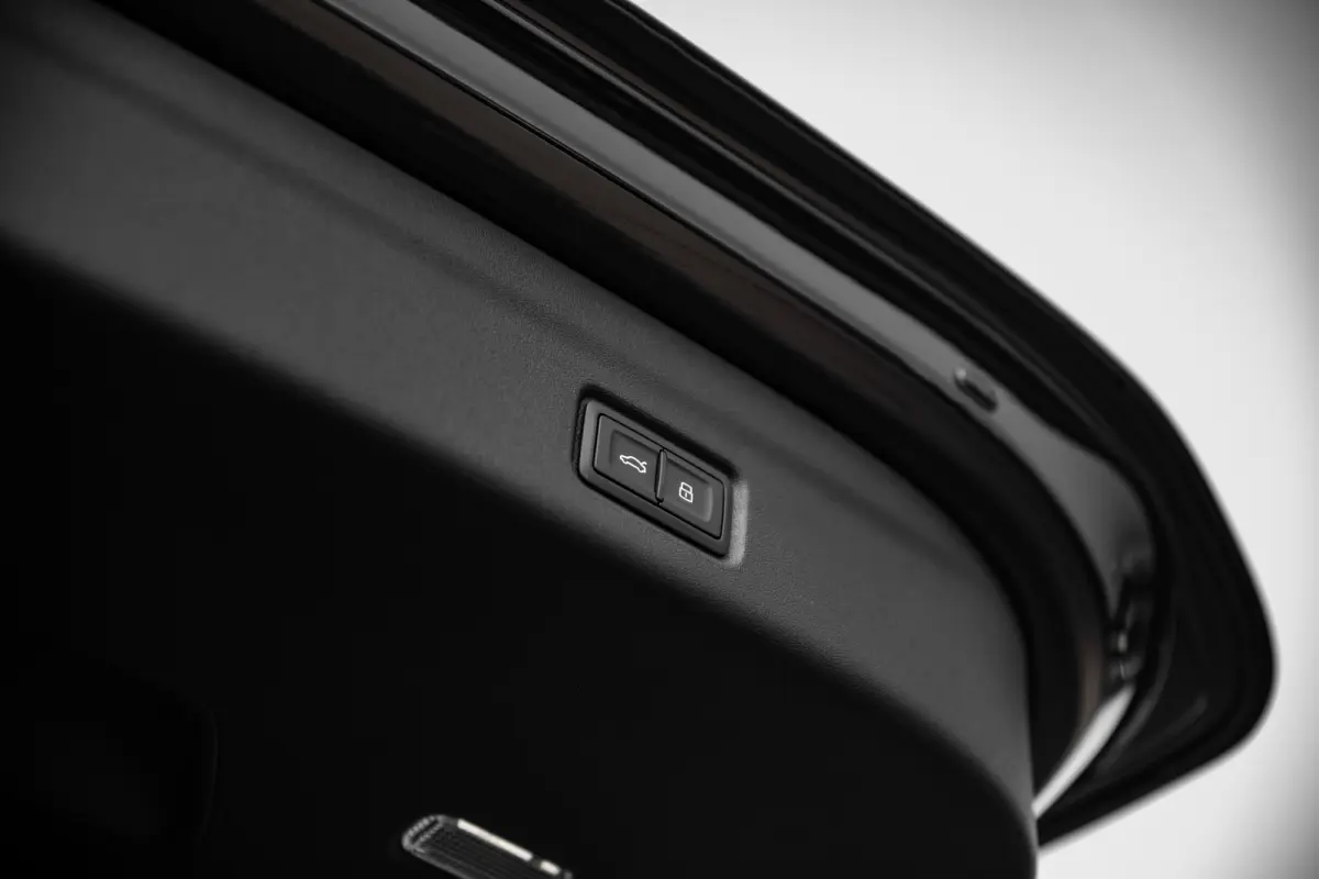 S edition | Adaptive air suspension | Adaptive cruise control | Audi sound system