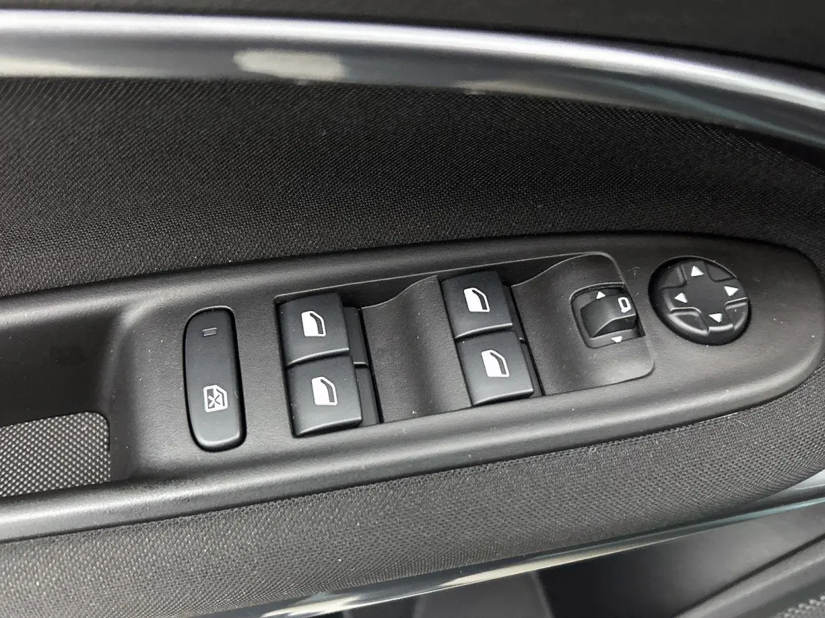 1.2 Hybrid Urban Camera | Navigatie | Climate control | 17" Lichtmetalen velgen