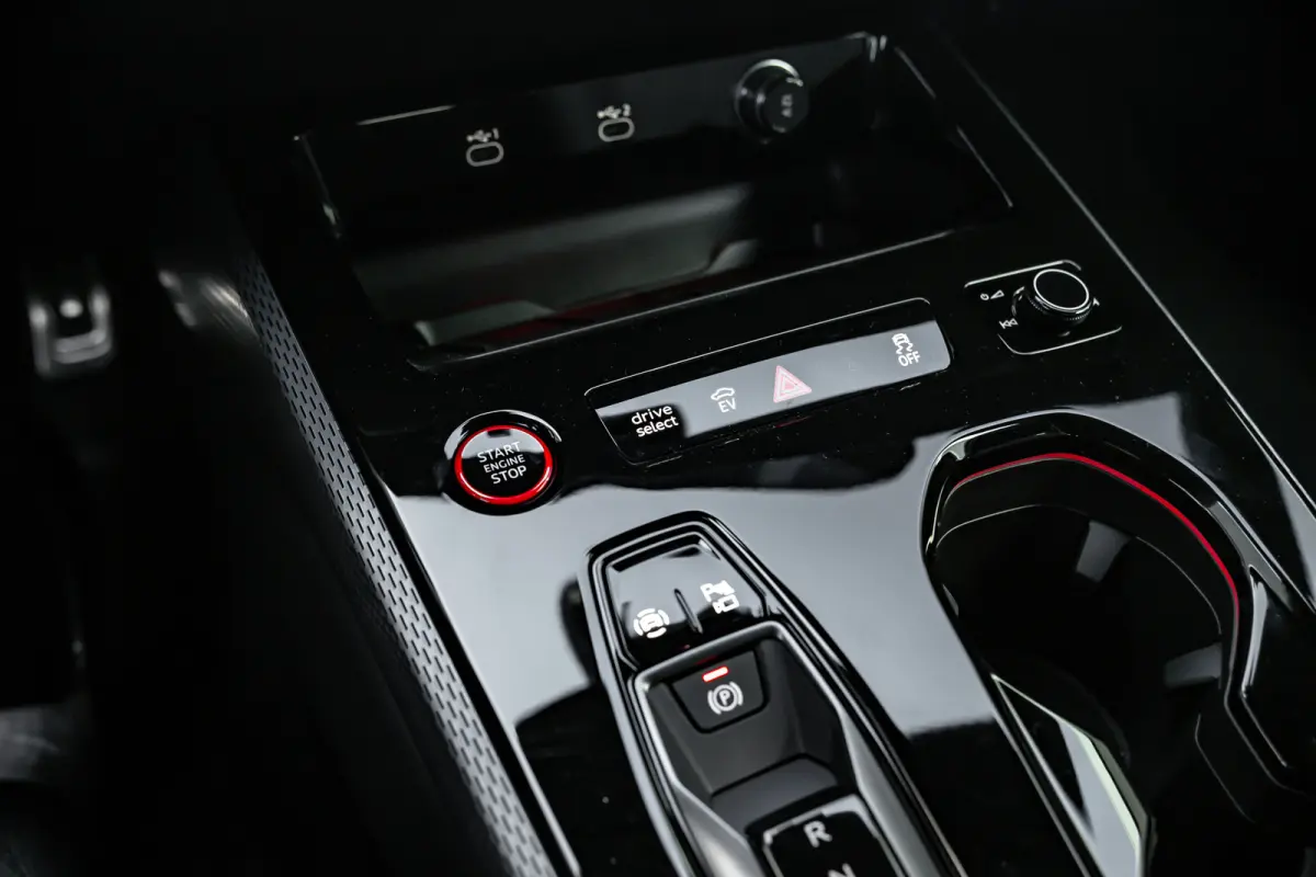 S edition, A5 (2025) | Adaptive cruise control | Aluminium optiek in het interieur | Audi smartphone interface