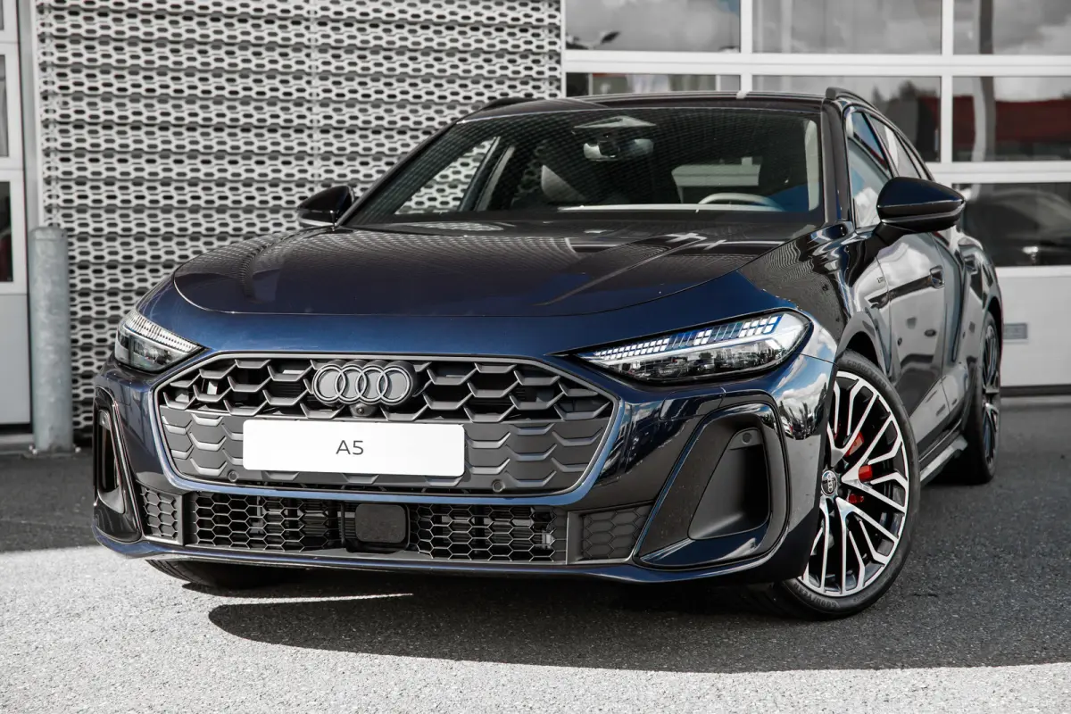 S edition, A5 (2025) | Adaptive cruise control | Aluminium optiek in het interieur | Audi smartphone interface