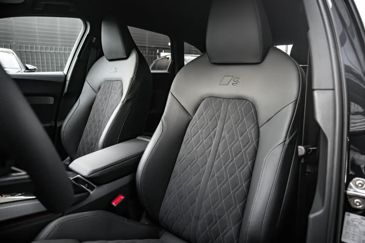 S edition, A5 (2025) | Adaptive cruise control | Aluminium optiek in het interieur | Audi smartphone interface