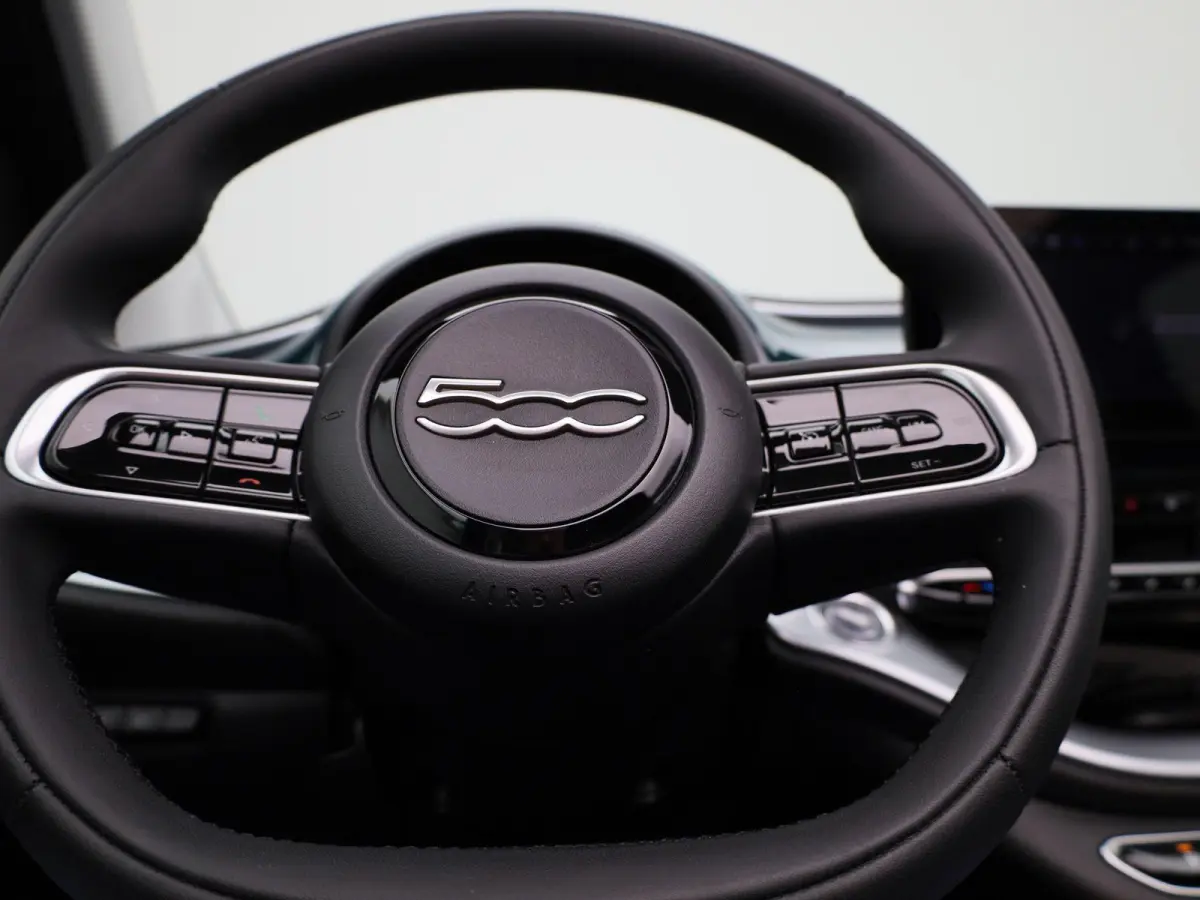 Icon 42 kWh Cabrio | LMV | cruise control | Camera | Navi | Bluetooth |