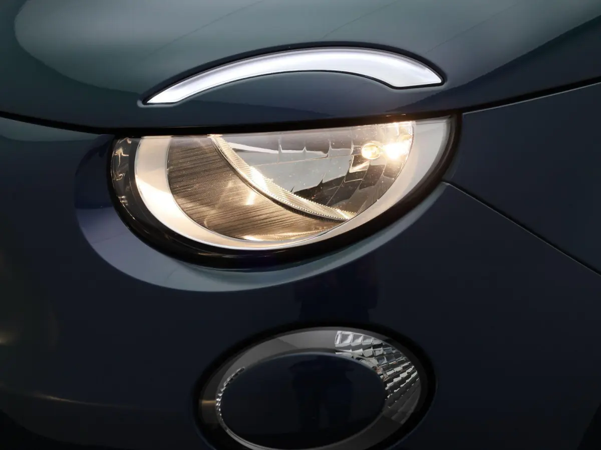 Icon 42 kWh Cabrio | LMV | cruise control | Camera | Navi | Bluetooth |