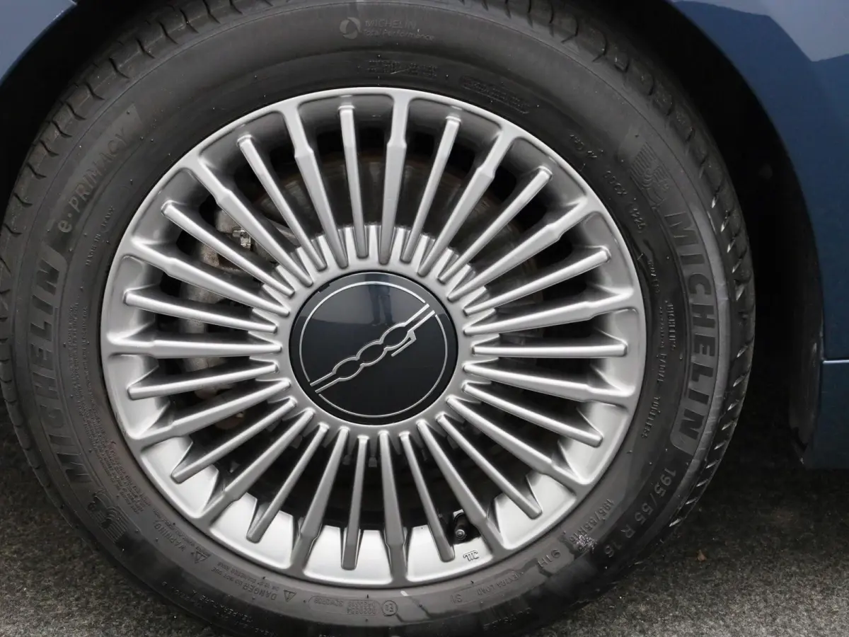 Icon 42 kWh Cabrio | LMV | cruise control | Camera | Navi | Bluetooth |