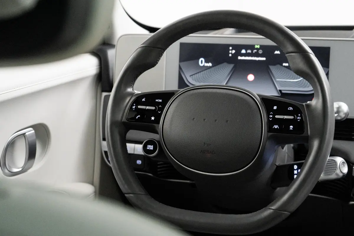 Lounge 77.4 kWh 100 SoH | 1600kg Trekgewicht | Cruise control adaptief met Stop&Go en stuurhulp | Dodehoekdetectie met correctie | Elektrisch bedienbare achterklep