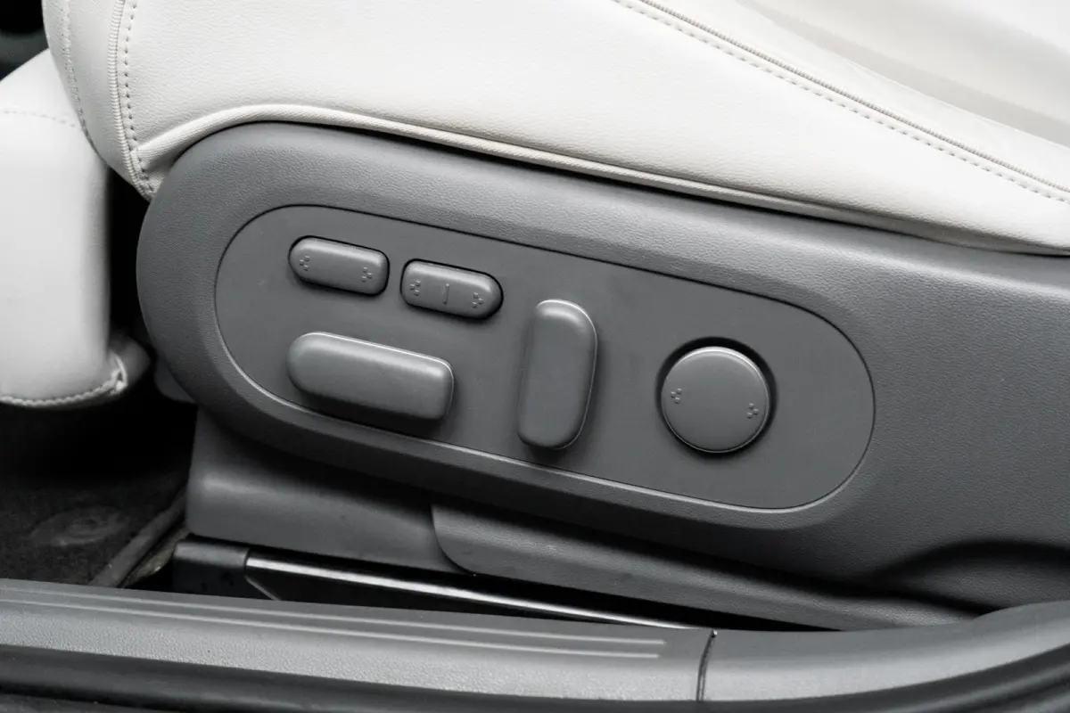 Lounge 77.4 kWh 100 SoH | 1600kg Trekgewicht | Cruise control adaptief met Stop&Go en stuurhulp | Dodehoekdetectie met correctie | Elektrisch bedienbare achterklep