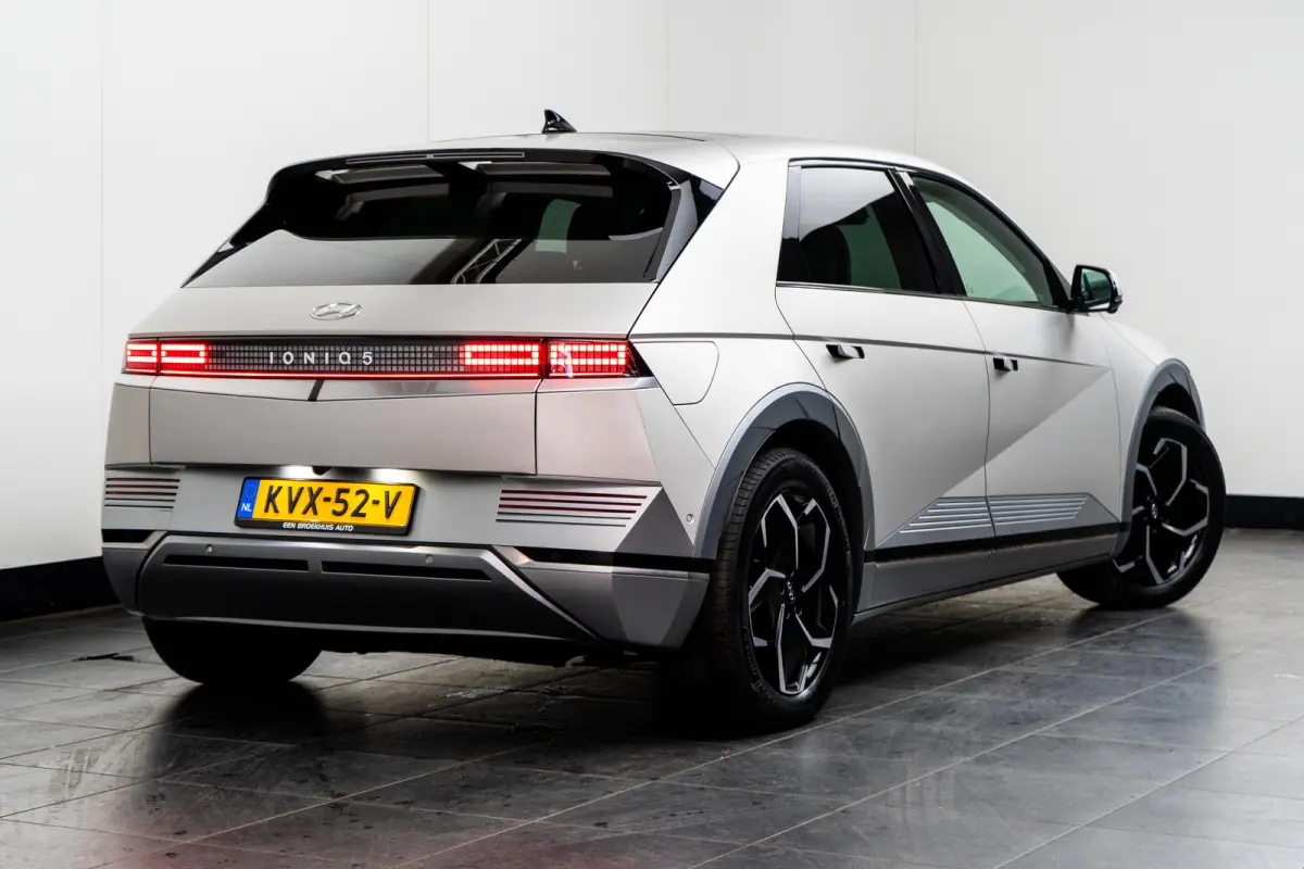 Lounge 77.4 kWh 1600kg Trekgewicht | Cruise control adaptief met Stop&Go en stuurhulp | Dodehoekdetectie met correctie | Elektrisch bedienbare achterklep