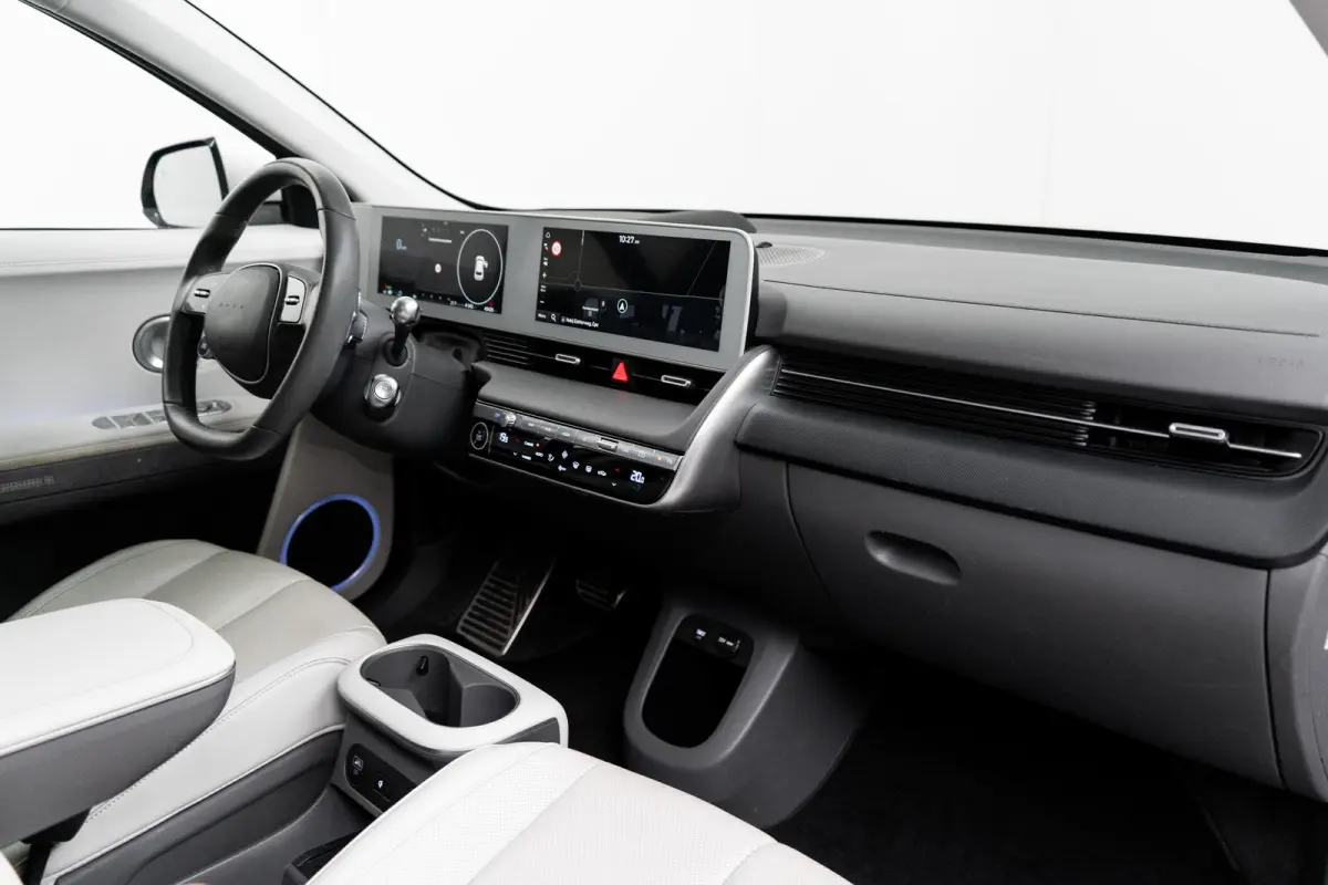 Lounge 77.4 kWh 100 SoH | 1600kg Trekgewicht | Cruise control adaptief met Stop&Go en stuurhulp | Dodehoekdetectie met correctie | Elektrisch bedienbare achterklep