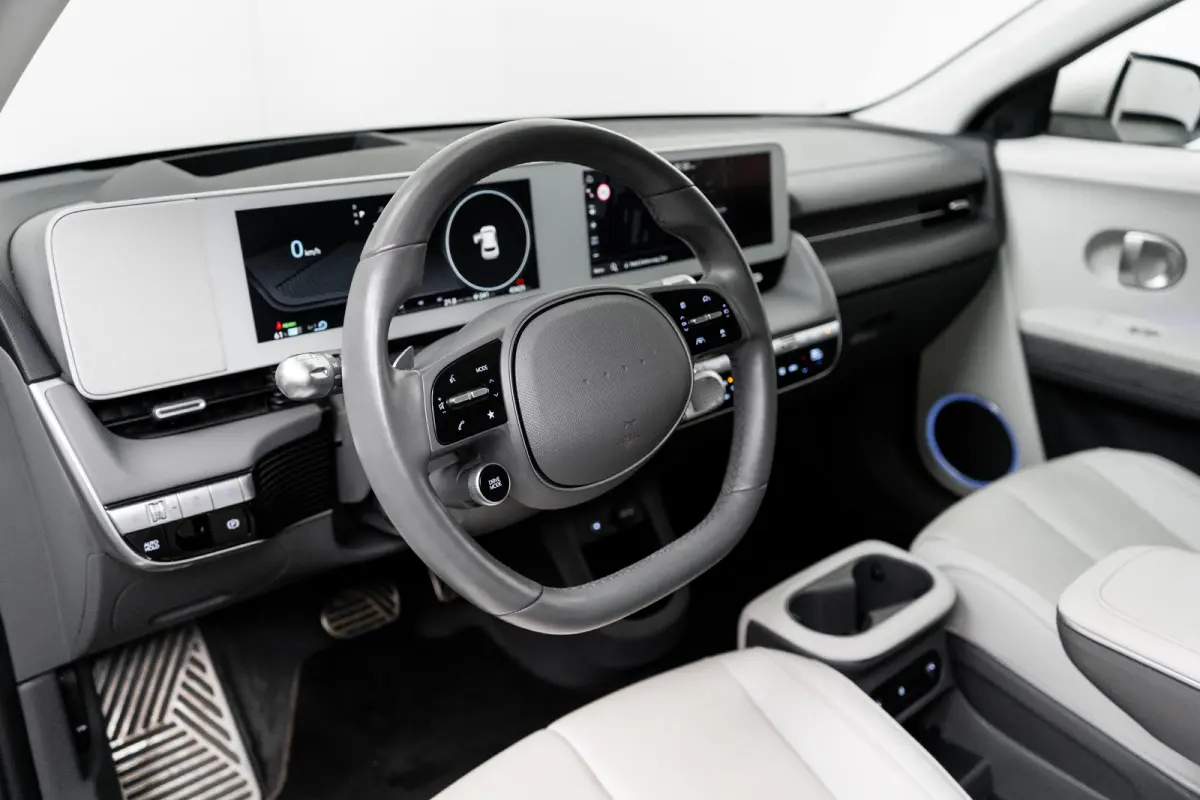 Lounge 77.4 kWh 100 SoH | 1600kg Trekgewicht | Cruise control adaptief met Stop&Go en stuurhulp | Dodehoekdetectie met correctie | Elektrisch bedienbare achterklep