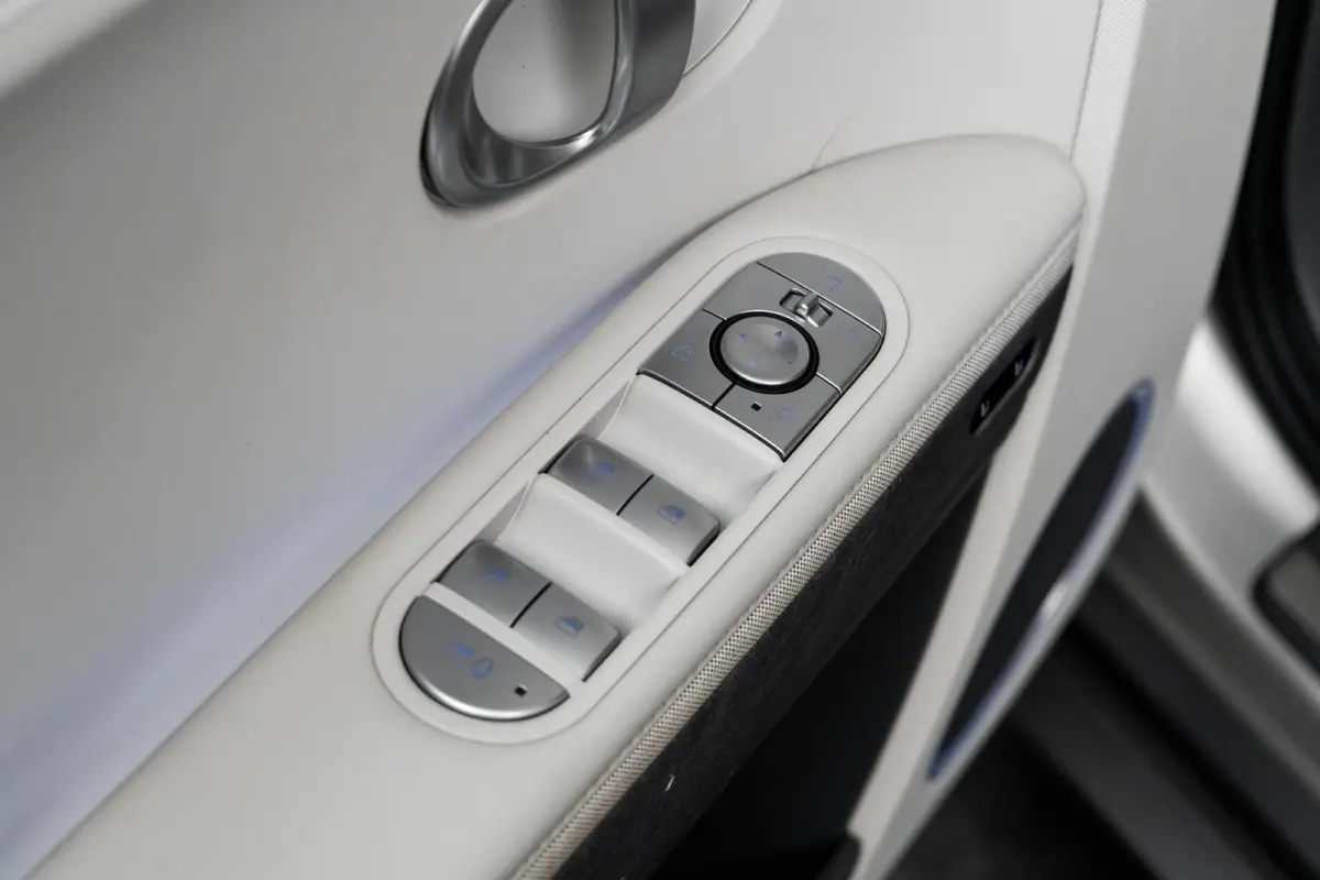 Lounge 77.4 kWh 100 SoH | 1600kg Trekgewicht | Cruise control adaptief met Stop&Go en stuurhulp | Dodehoekdetectie met correctie | Elektrisch bedienbare achterklep