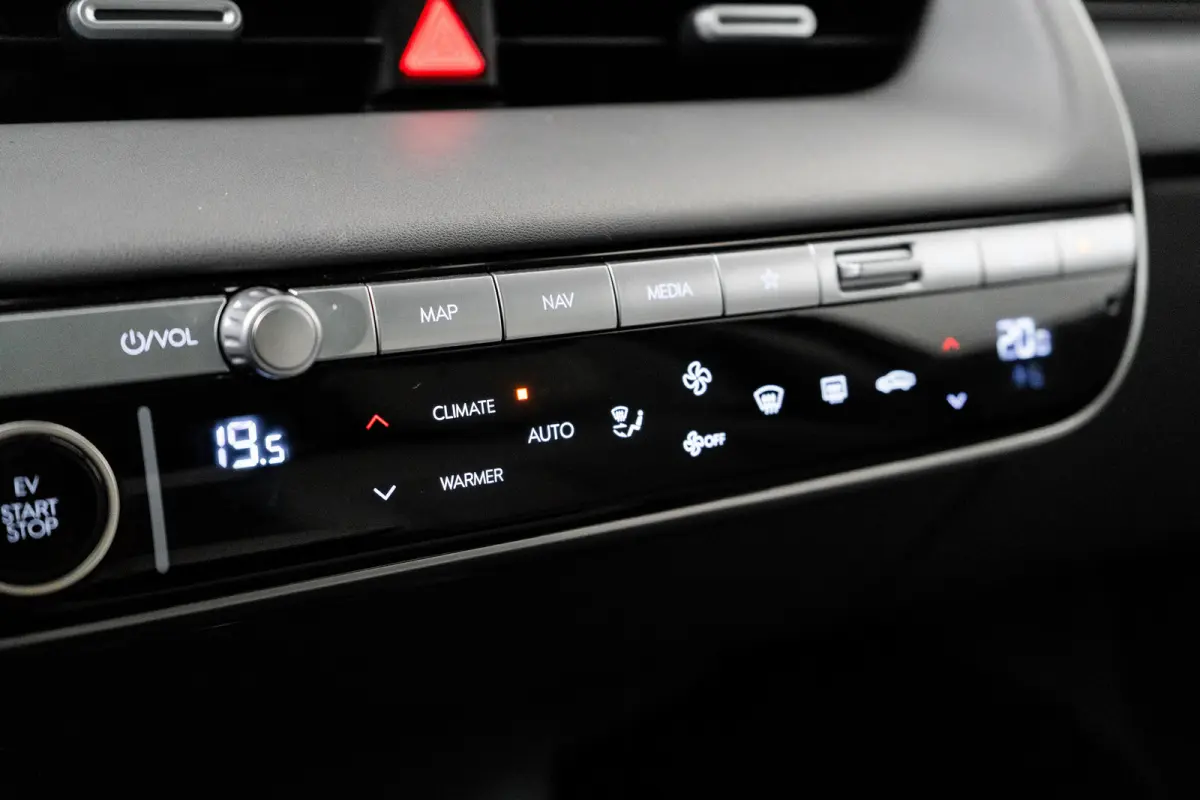 Lounge 77.4 kWh 100 SoH | 1600kg Trekgewicht | Cruise control adaptief met Stop&Go en stuurhulp | Dodehoekdetectie met correctie | Elektrisch bedienbare achterklep