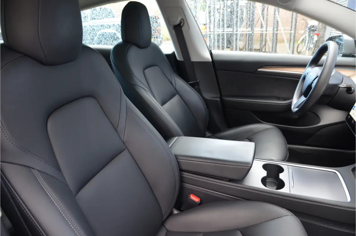 Standard RWD Plus 60 kWh AutoPilot, 18" winterbanden, LFP accu
