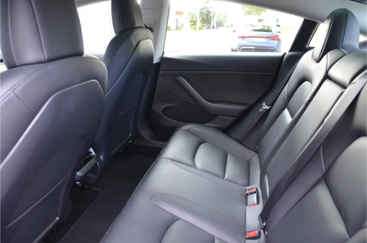 Standard RWD Plus 60 kWh AutoPilot, 18" winterbanden, LFP accu