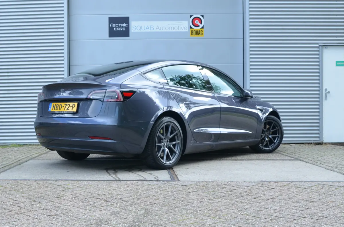 Standard RWD Plus 60 kWh AutoPilot, 18" winterbanden, LFP accu
