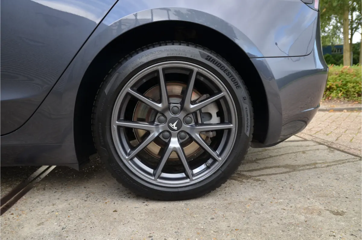 Standard RWD Plus 60 kWh AutoPilot, 18" winterbanden, LFP accu