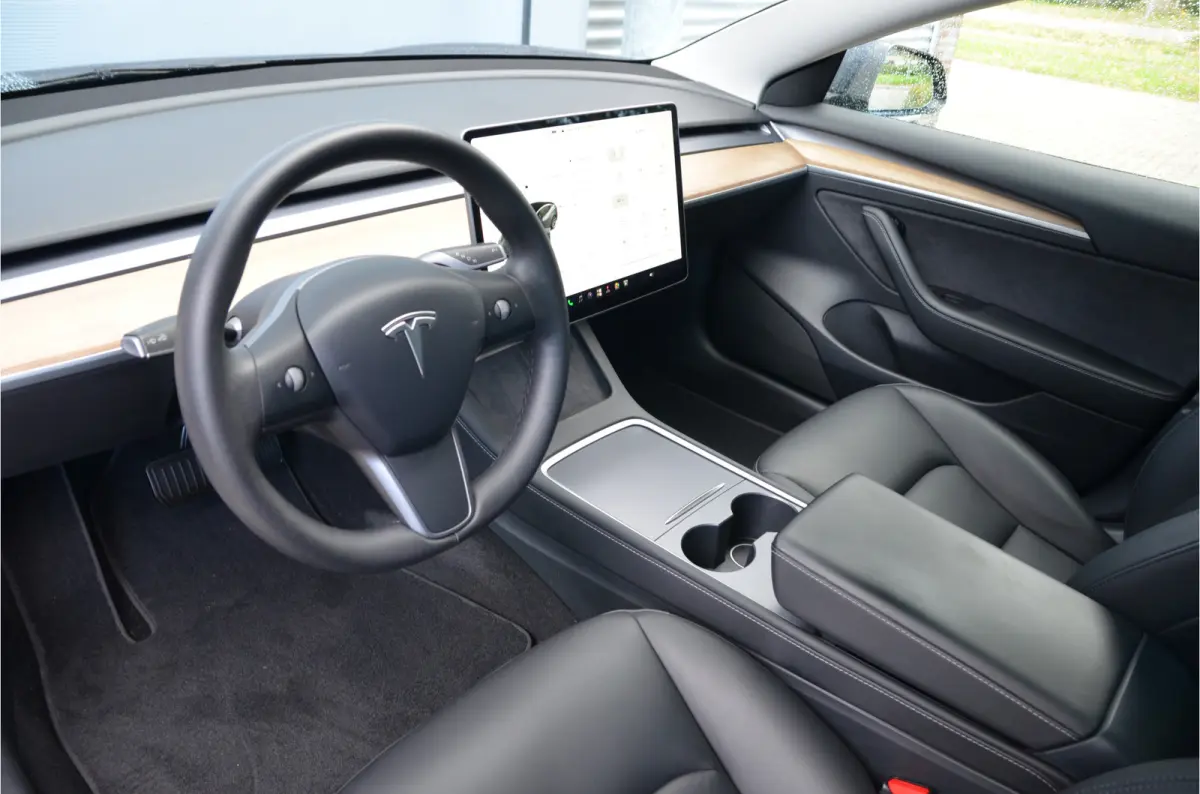 Standard RWD Plus 60 kWh AutoPilot, 18" winterbanden, LFP accu