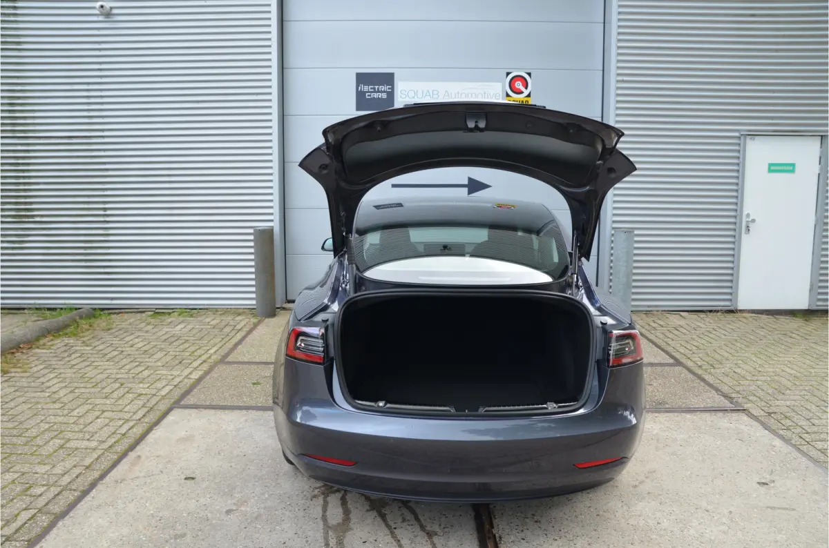 Standard RWD Plus 60 kWh AutoPilot, 18" winterbanden, LFP accu