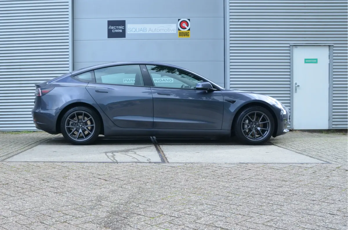 Standard RWD Plus 60 kWh AutoPilot, 18" winterbanden, LFP accu