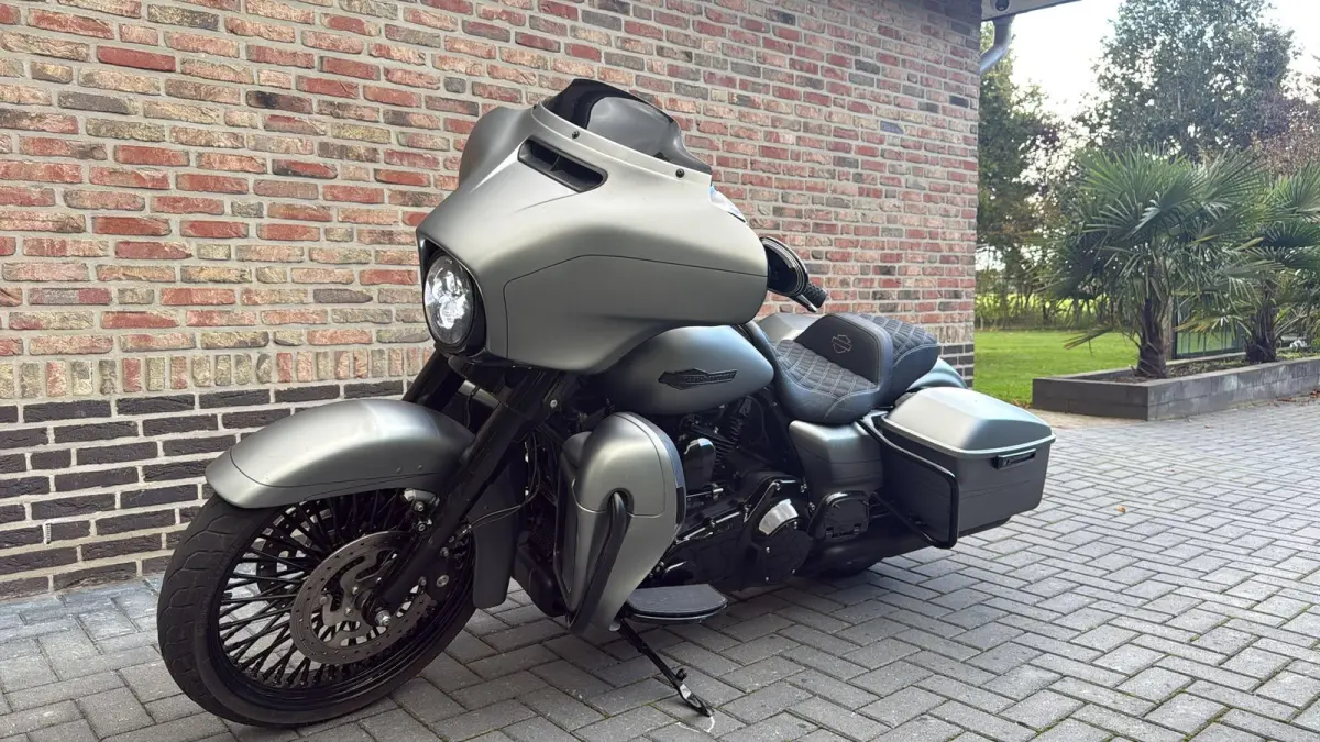 Streetglide 21'' Street Glide  Vance & Hines mat grijs blackout FLHTK