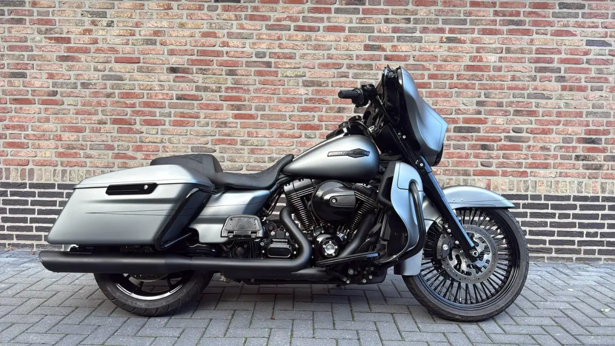 Streetglide 21'' Street Glide  Vance & Hines mat grijs blackout FLHTK