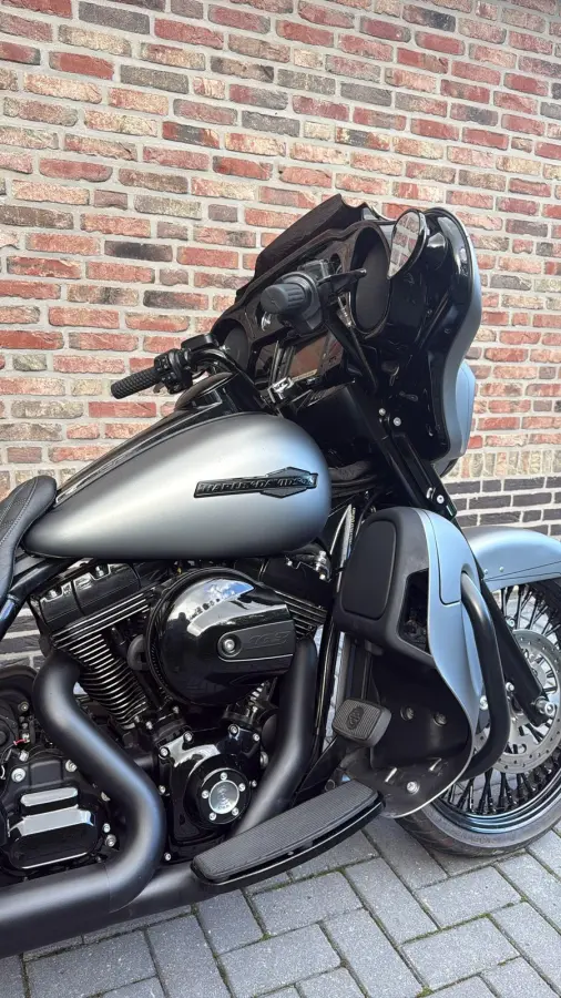 Streetglide 21'' Street Glide  Vance & Hines mat grijs blackout FLHTK