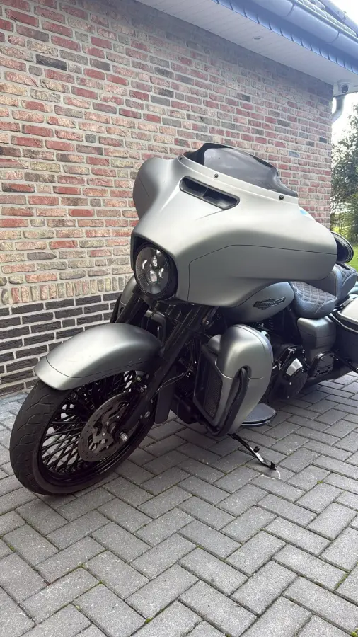 Streetglide 21'' Street Glide  Vance & Hines mat grijs blackout FLHTK