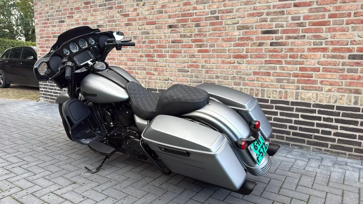 Streetglide 21'' Street Glide  Vance & Hines mat grijs blackout FLHTK