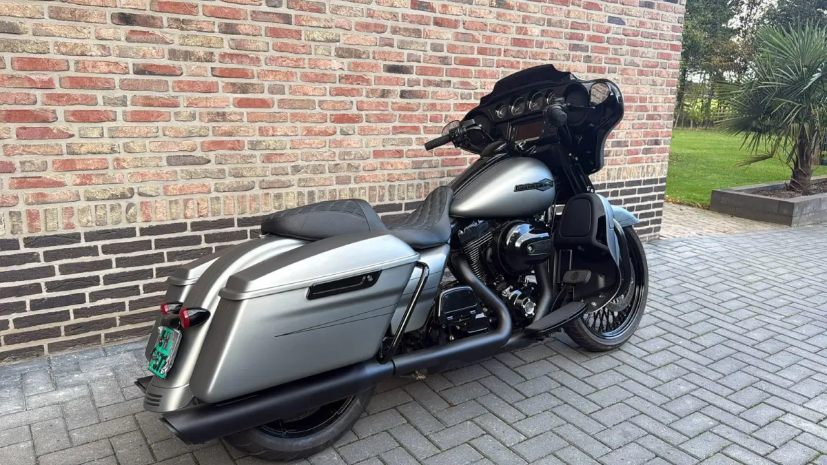 Streetglide 21'' Street Glide  Vance & Hines mat grijs blackout FLHTK