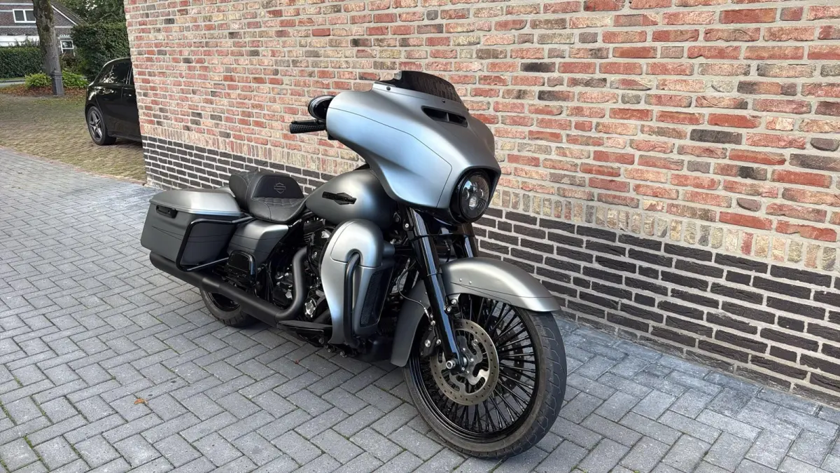 Streetglide 21'' Street Glide  Vance & Hines mat grijs blackout FLHTK