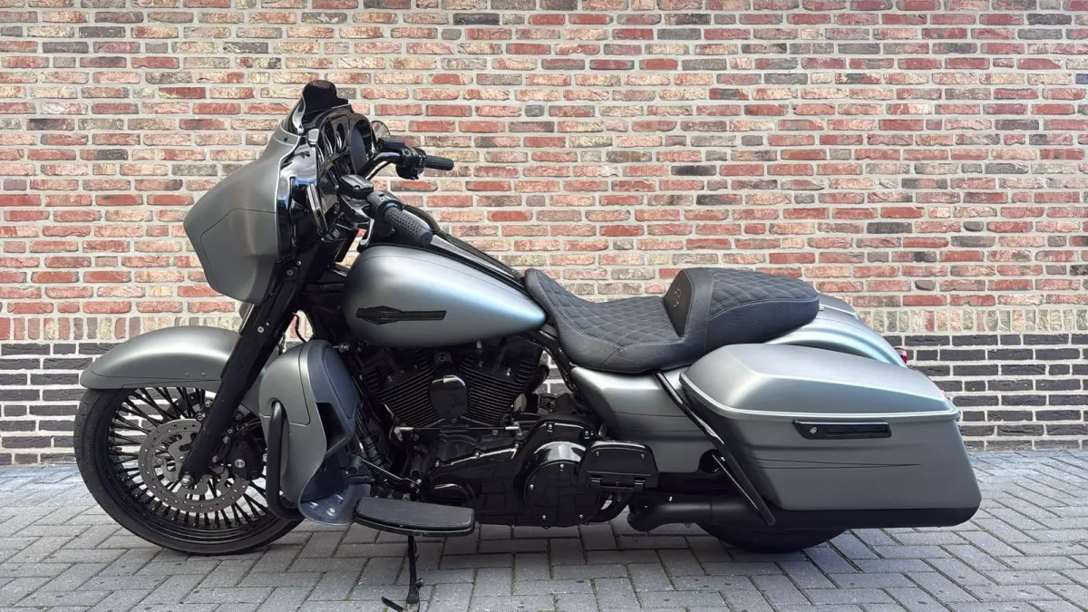Streetglide 21'' Street Glide  Vance & Hines mat grijs blackout FLHTK