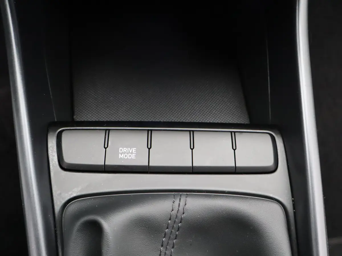 1.0 T-GDI 100pk Comfort | Airco | Camera | Carplay | Cruise control | Dodehoek detectie | Navigatie | Parkeersensoren | Digitaal cockpit | Lichtmetalen velgen
