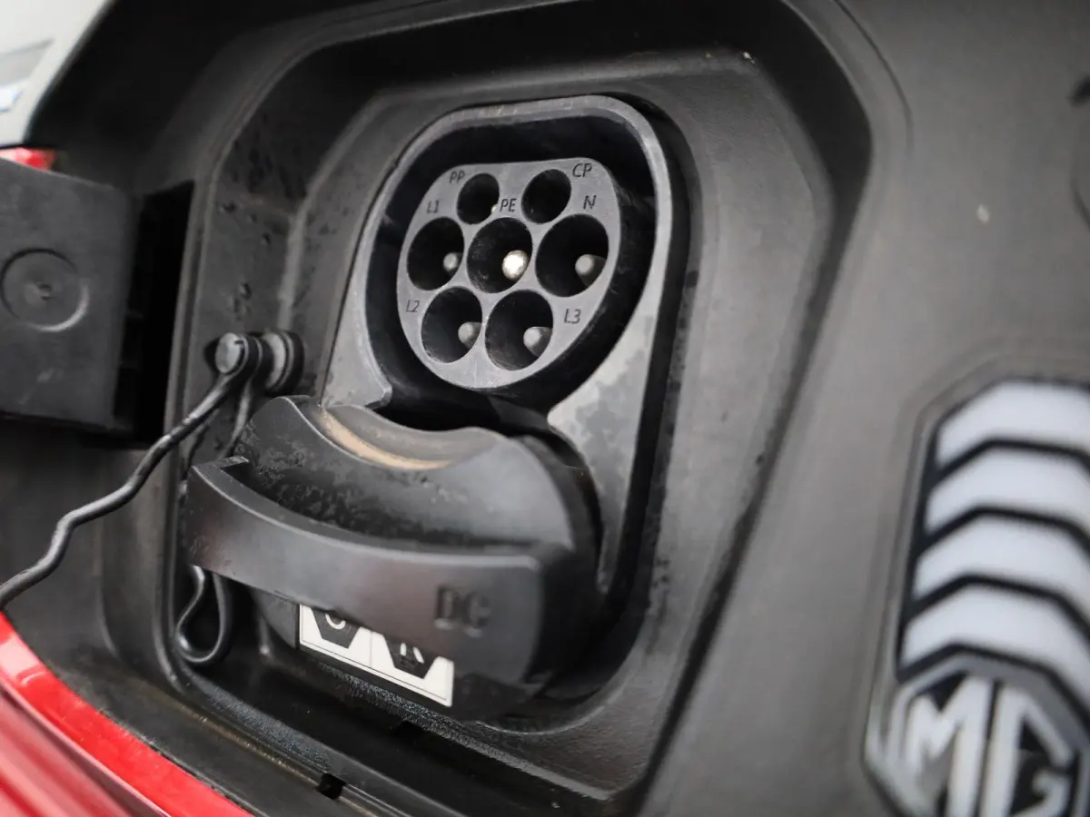MG5 Electric Standard Range Luxury 50 kWh | 87,1% SOH | ACHTERUITRIJCAMERA | STOELVERWARMING | APPLE CARPLAY | ANDROID AUTO | CRUISECONTROL | LEDEREN BEKLEDING |
